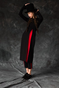 BLACK WOOL DRESS WITH OPPOSITE RED PLEAT